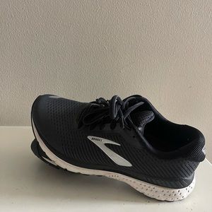 Women’s Brooks size 8.5